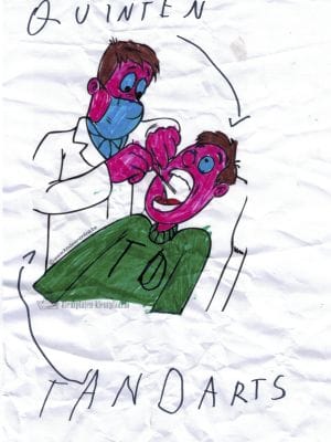 Kindertekening met viltstift van een tandarts die een patiënt behandelt, met de naam Quinten.