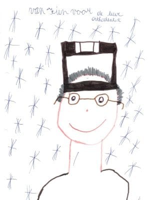Kindertekening van een lachend gezicht met bril onder een grote beugelvorm, omringd door sterretjes.